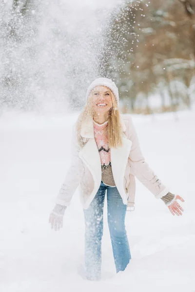 Glückliche Blonde Frau Spielt Einem Wintertag Mit Schnee Mädchen Genießt — Stockfoto