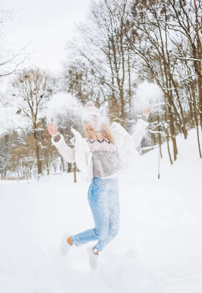 Glückliche Blonde Frau Spielt Einem Wintertag Mit Schnee Mädchen Genießt — Stockfoto