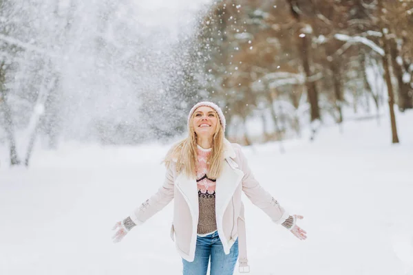 Schöne Mädchen Einem Winter Wildleder Lämmer Wolle Jacke Genießen Winterliche — Stockfoto