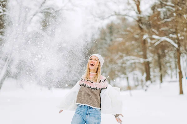 Glückliche Blonde Frau Spielt Einem Wintertag Mit Schnee Mädchen Genießt — Stockfoto