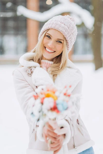 Junge Frau Winterkleidung Spaziert Durch Den Park Mit Einem Zarten — Stockfoto