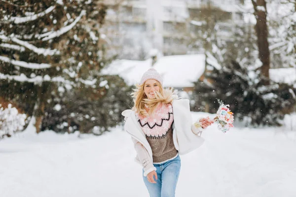 Jovem Mulher Roupas Inverno Caminha Parque Segurando Delicado Buquê Flores — Fotografia de Stock