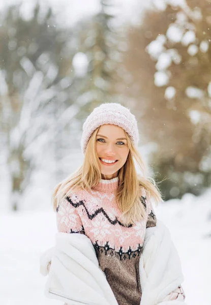 Menina Feliz Circulando Parque Inverno Abaixando Seu Casaco — Fotografia de Stock