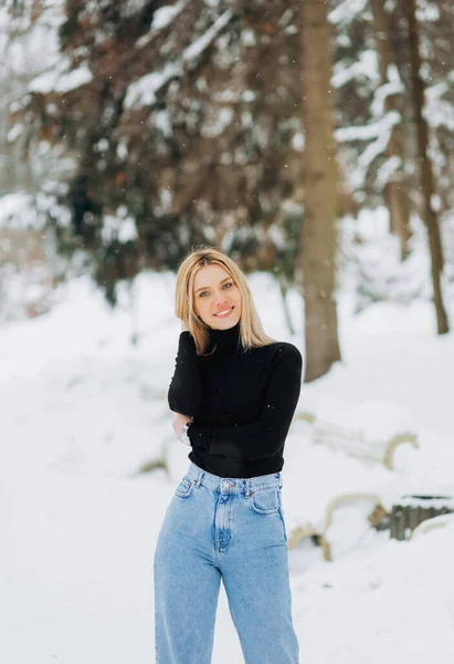 Närbild Vinter Porträtt Ung Kvinna Med Blont Hår Staden — Stockfoto