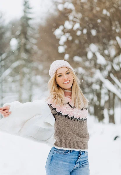 Šťastná Dívka Krouží Zimním Parku Spouští Svůj Kabát — Stock fotografie