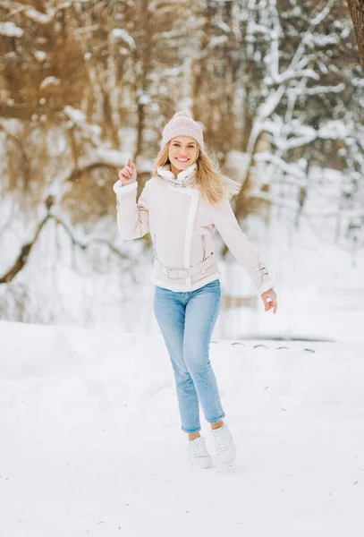 Glückliche Frau Rosa Mantel Und Hut Spaziert Durch Den Winterpark — Stockfoto