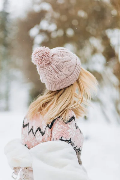 一个穿着羊毛衫的漂亮姑娘正在享受冬季时光的特写 在户外拍摄的照片中 一位头戴粉色帽子的短发女士在一个雪天的早晨在模糊的自然背景下玩乐 — 图库照片