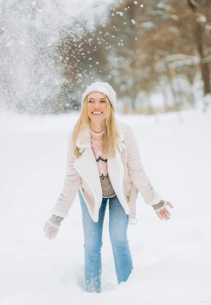 Schöne Mädchen Einem Winter Wildleder Lämmer Wolle Jacke Genießen Winterliche — Stockfoto