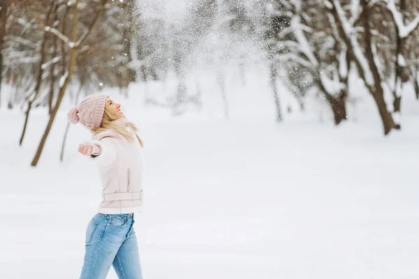 Piękna Blondynka Różowej Czapce Zimowej Tle Śnieżnego Lasu Zimowego Ładna — Zdjęcie stockowe