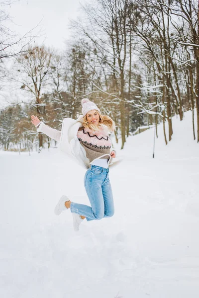 Nahaufnahme Porträt Eines Schönen Mädchens Wollpullover Das Winterliche Momente Genießt — Stockfoto