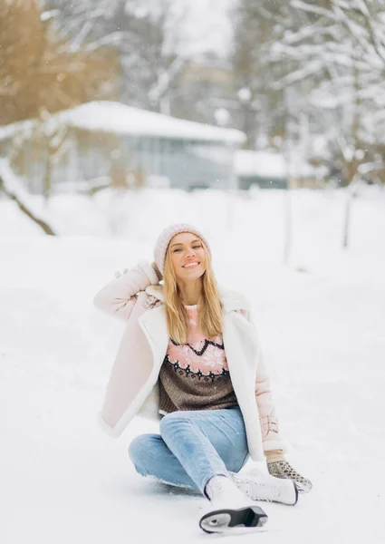 Vacker Kvinna Sitter Den Frostiga Snön Vinterpark Skridskor — Stockfoto