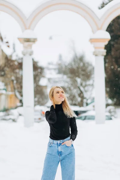Close Winter Portret Van Jonge Vrouw Met Blond Haar Stad — Stockfoto