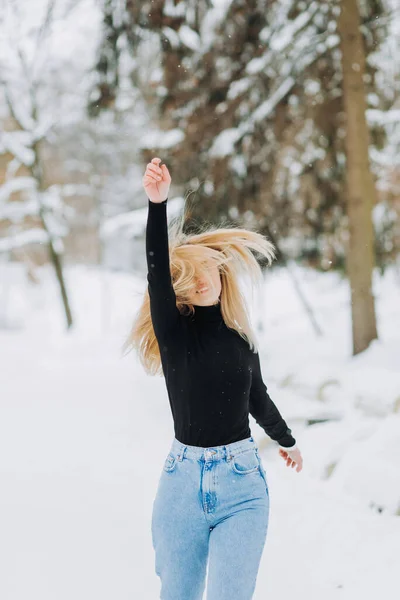 Крупним Планом Зимовий Портрет Молодої Жінки Світлим Волоссям Місті — стокове фото
