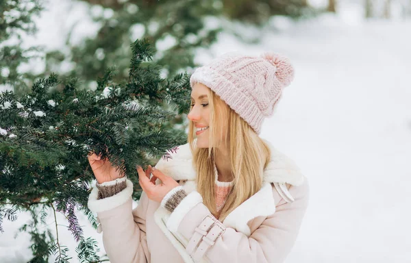 Hermosa Mujer Posando Cerca Árboles Navidad Cubiertos Nieve Parque Invierno —  Fotos de Stock