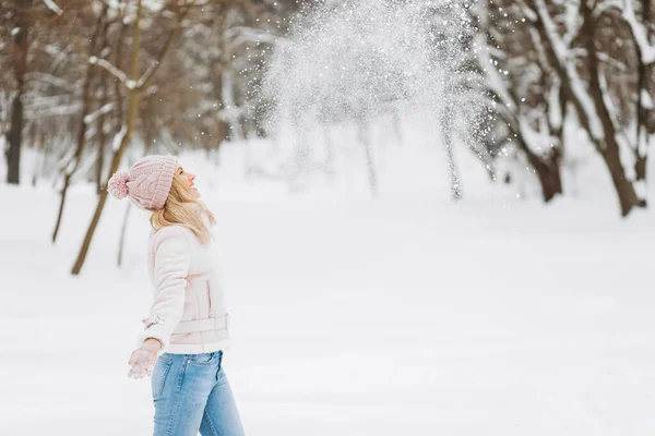 Schöne Blonde Mädchen Mit Einem Rosa Wintermütze Vor Dem Hintergrund — Stockfoto