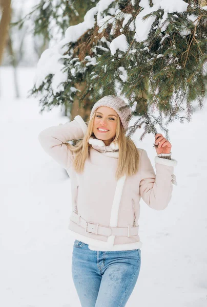 Hermosa Chica Una Chaqueta Lana Cordero Gamuza Invierno Disfrutando Momentos —  Fotos de Stock