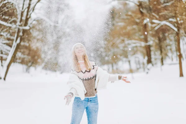 Fröhliche Frau Mit Blonden Haaren Springt Winterpark Und Wirft Schnee — Stockfoto