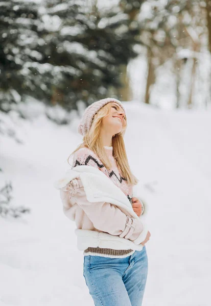 冬天穿着粉色外套头戴帽子的金发女人在公园里散步 自由的概念 过冬的享受 — 图库照片