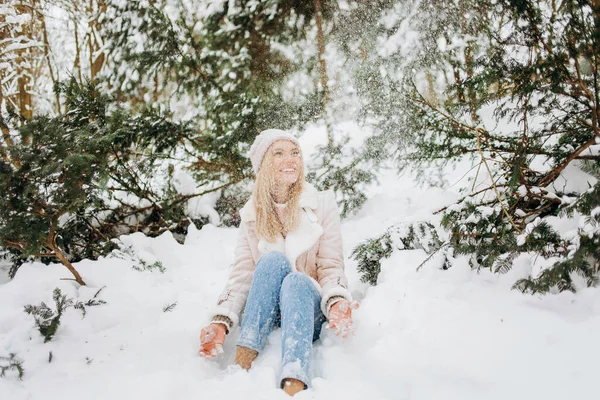 Blonde Frau Rosa Mantel Und Hut Spaziert Winter Durch Den — Stockfoto