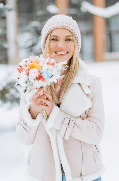 Young Woman Winter Clothes Walks Park Holding Delicate Bouquet Dried — Stock Photo, Image