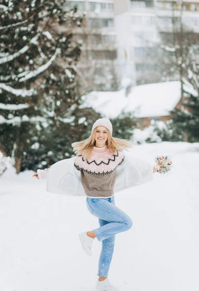 Ung Kvinna Vinter Kläder Promenader Parken Håller Delikat Bukett Torkade — Stockfoto