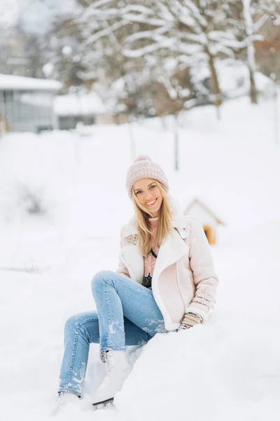 Ευτυχισμένο Όμορφο Κορίτσι Φορώντας Ζεστά Χειμωνιάτικα Ρούχα Παγοδρομία Στο Πάρκο — Φωτογραφία Αρχείου