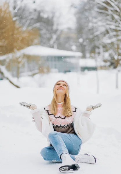 Szczęśliwa Piękna Dziewczyna Nosi Ciepłe Zimowe Ubrania Łyżwach Parku — Zdjęcie stockowe