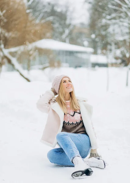 Fröhliches Mädchen Posiert Mit Schlittschuhen Auf Dem Schnee Park — Stockfoto