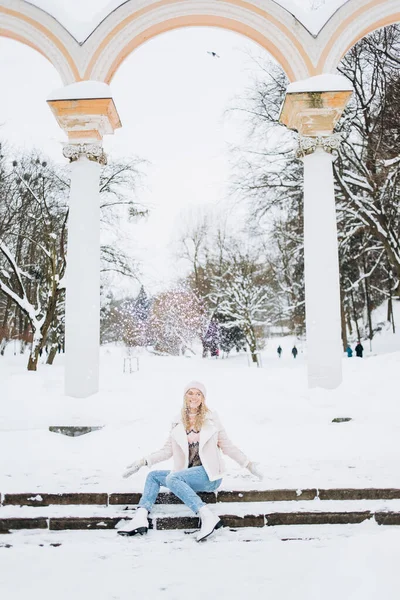 Glückliches Schönes Mädchen Warmer Winterkleidung Eislaufen Park — Stockfoto