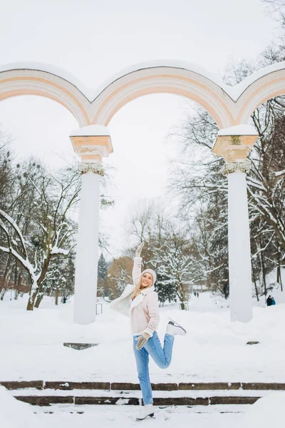 Glückliches Schönes Mädchen Warmer Winterkleidung Eislaufen Park — Stockfoto