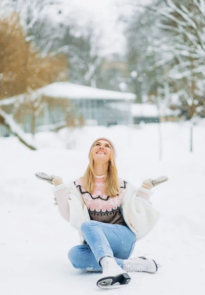 Veselá Dívka Pózuje Bruslích Sedí Sněhu Parku — Stock fotografie