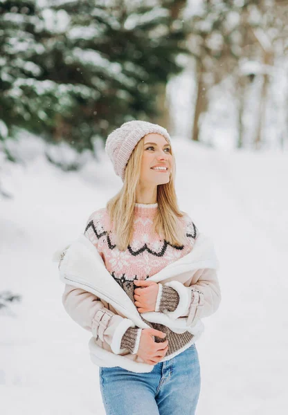 Nahaufnahme Porträt Eines Schönen Mädchens Wollpullover Das Winterliche Momente Genießt — Stockfoto