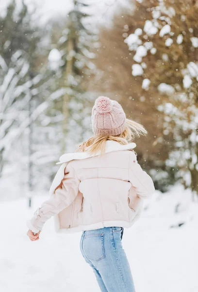 Zamknij Portret Pięknej Dziewczyny Wełnianym Swetrze Cieszącej Się Momentami Zimy — Zdjęcie stockowe