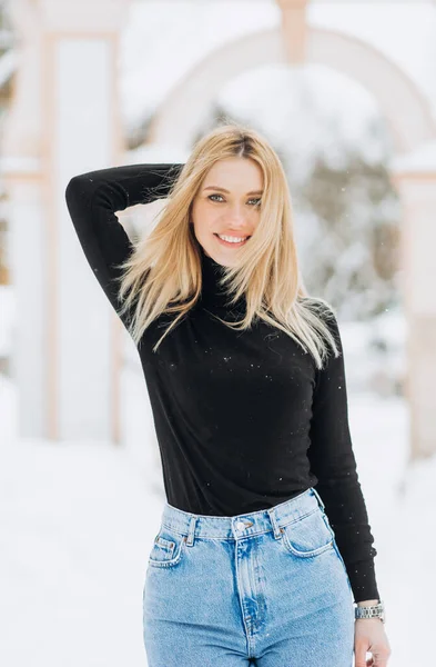 Közelkép Téli Portré Fiatal Szőke Haj Városban — Stock Fotó