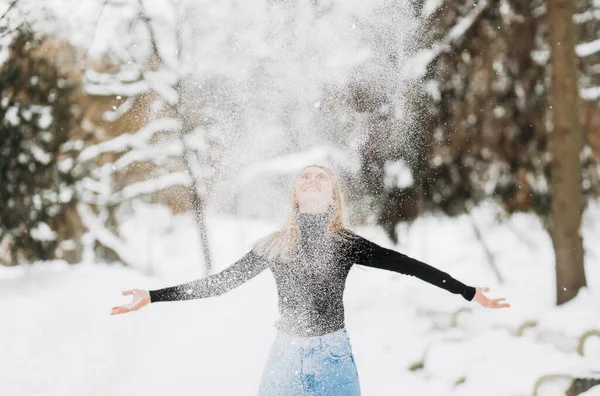 Winterporträt Einer Jungen Frau Mit Blonden Haaren Großaufnahme Der Stadt — Stockfoto