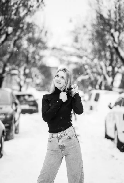 Foto Blanco Negro Una Joven Con Suéter Negro Jeans Posando — Foto de Stock