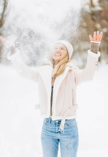 Glücklich Lustige Blonde Frau Spielt Schnee Werfen Mit Den Händen — Stockfoto