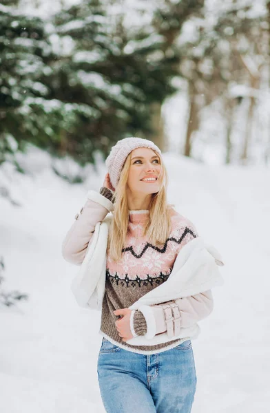 스웨터를 순간을 즐기는 아름다운 소녀의 초상화를 닫는다 밖에서 모자를 눈내리는 — 스톡 사진