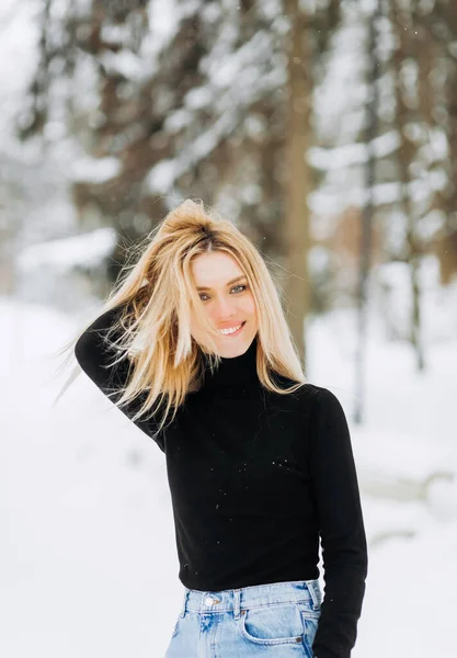Närbild Vinter Porträtt Ung Kvinna Med Blont Hår Staden — Stockfoto