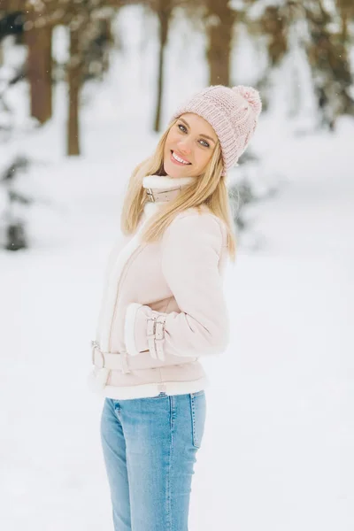 Schöne Mädchen Einem Winter Wildleder Lämmer Wolle Jacke Genießen Winterliche — Stockfoto