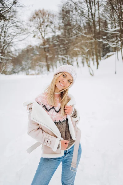 Nahaufnahme Porträt Eines Schönen Mädchens Wollpullover Das Winterliche Momente Genießt — Stockfoto