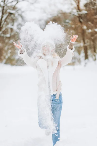 Glückliche Blonde Frau Spielt Einem Wintertag Mit Schnee Mädchen Genießt — Stockfoto