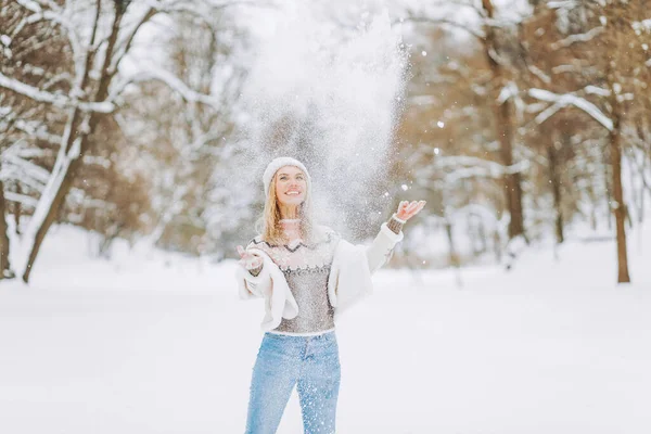 在寒假期间 穿着粉色夹克的女人把雪抛向空中 文字的位置 — 图库照片