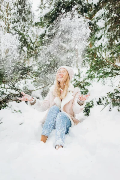 Χαρούμενη Αστεία Ξανθιά Γυναίκα Που Παίζει Ρίχνοντας Χιόνι Χέρια Ψηλά — Φωτογραφία Αρχείου
