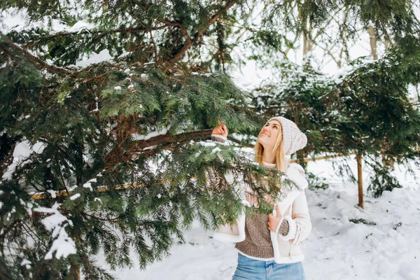 Kış Parkında Karla Kaplı Noel Ağaçlarının Yanında Poz Veren Güzel — Stok fotoğraf