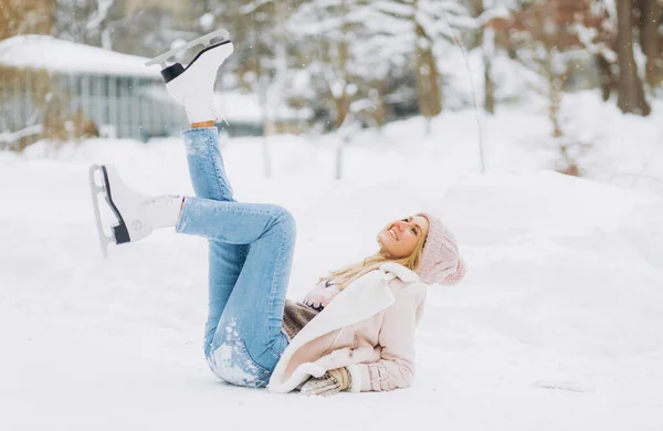 Junge Frau Posiert Schnee Liegend Auf Einer Eisbahn Winterpark — Stockfoto