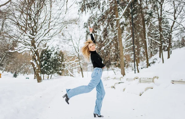 Snygg Blondin Säckiga Jeans Poserar Vinterpark — Stockfoto