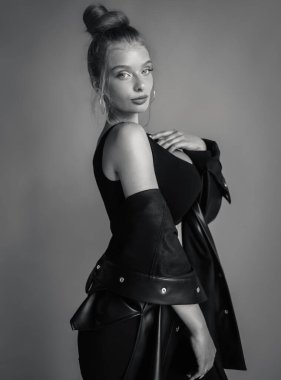 Şık bir sarışının siyah beyaz portresi..