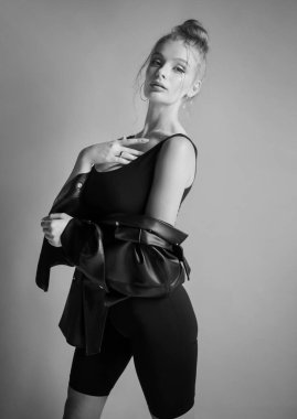 Şık bir sarışının siyah beyaz portresi..