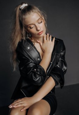 Seksi siyah elbiseli genç kadın.